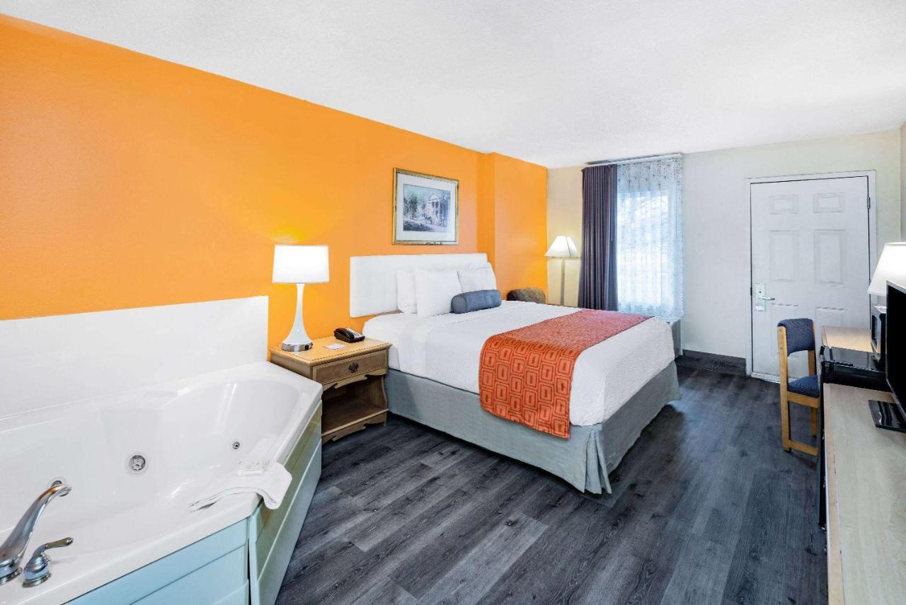 Howard Johnson By Wyndham Staunton Exterior foto
