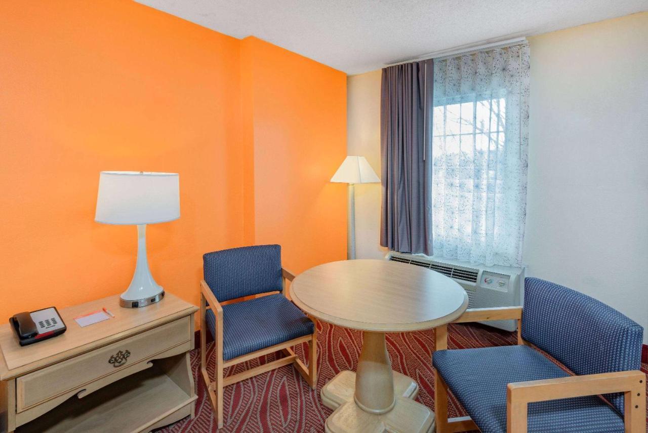 Howard Johnson By Wyndham Staunton Exterior foto